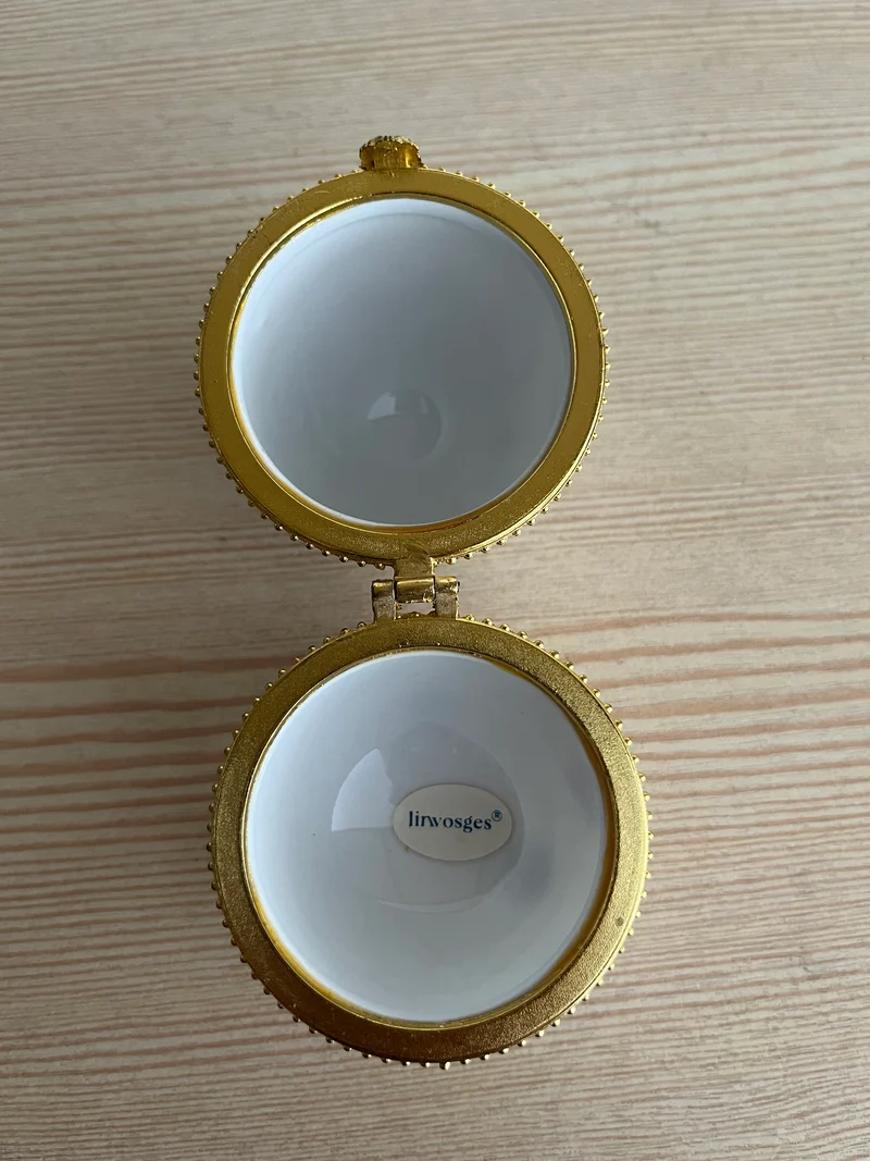 Œuf en porcelaine Limvosges décors de scène galante