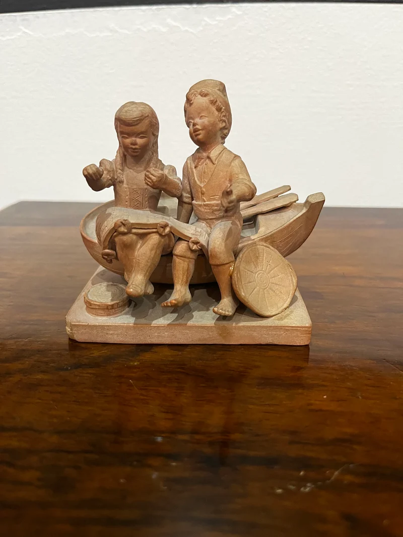 Statuette 2 enfants sur barque signé Ana Alexandre