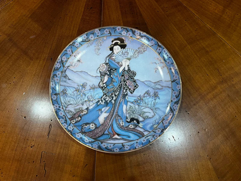 Assiette en porcelaine fine édition limitée by Daphne Baxter