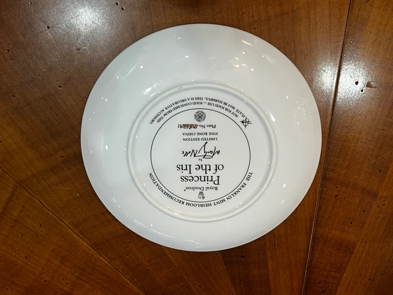 Assiette en porcelaine fine édition limitée by Daphne Baxter