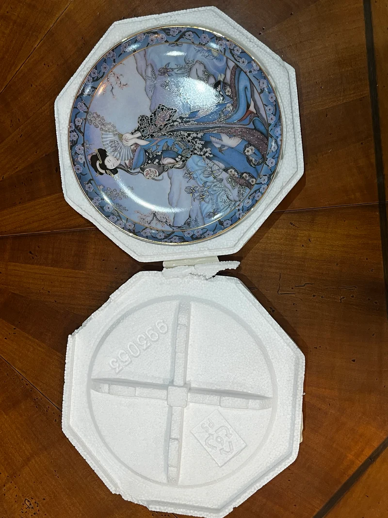 Assiette en porcelaine fine édition limitée by Daphne Baxter