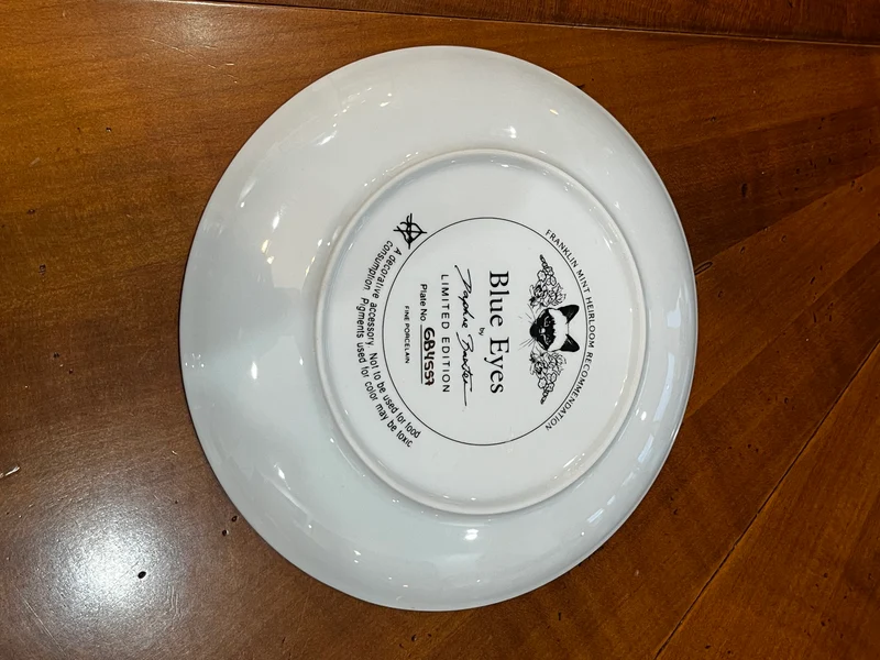Assiette en porcelaine fine édition limitée by Daphne Baxter