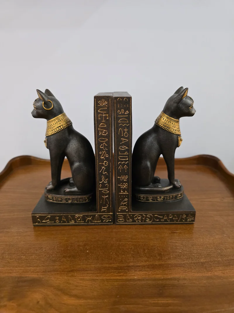 Serre livre chat égyptien