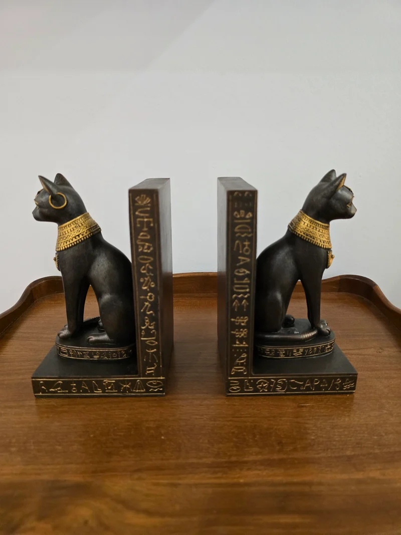 Serre livre chat égyptien
