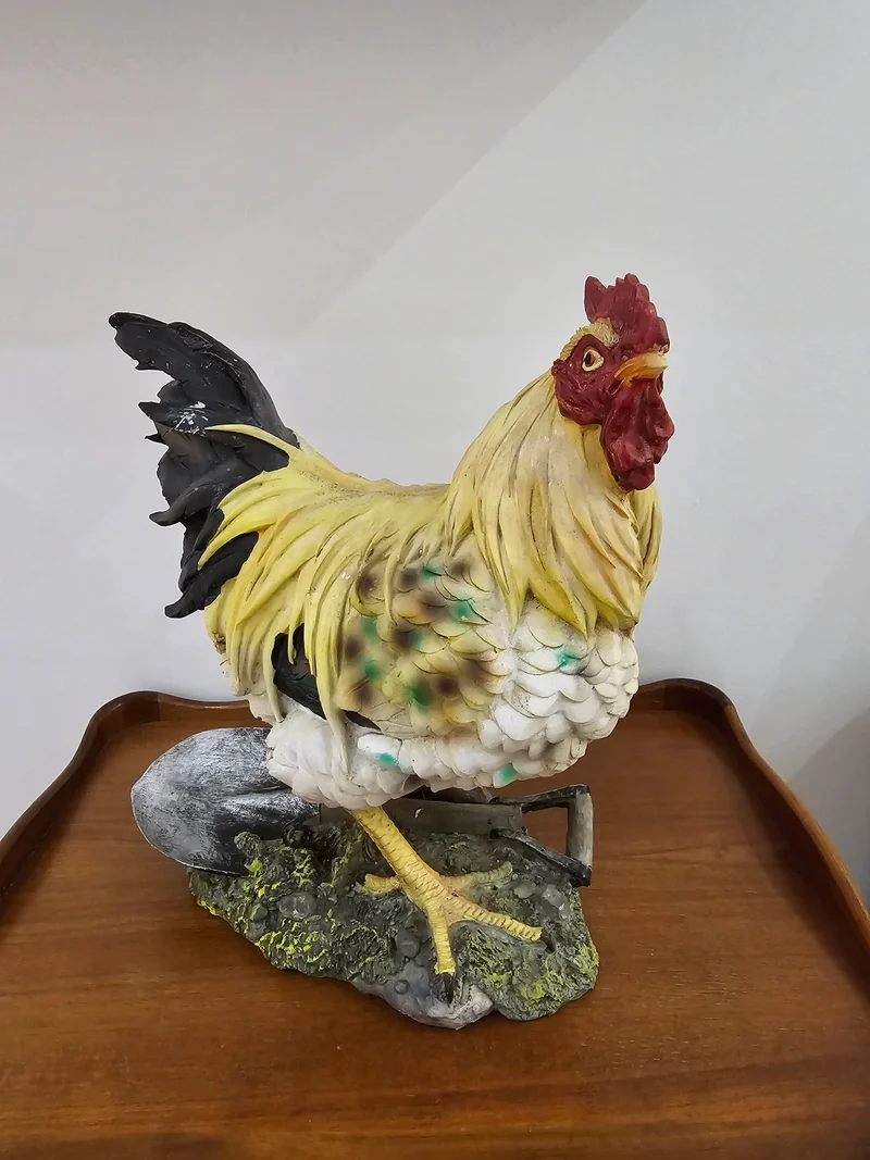 Poule de décoration en platre