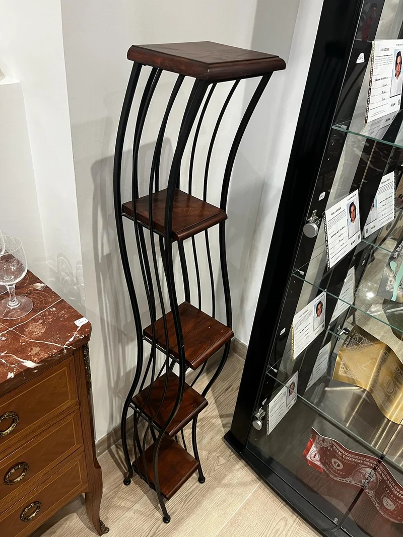Étagères en métal ondulé