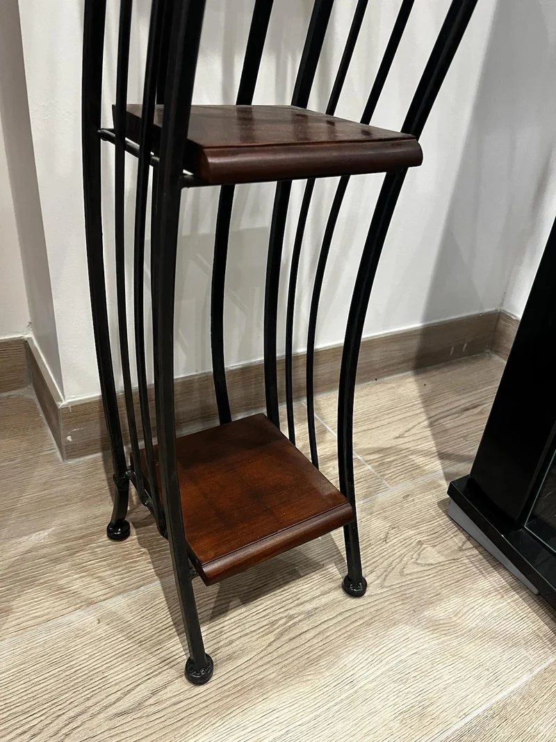 Étagères en métal ondulé