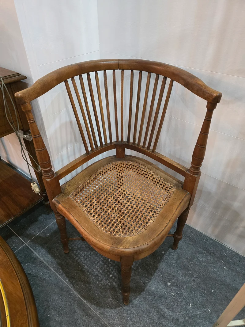 Fauteuil d’angle en bois et canelage