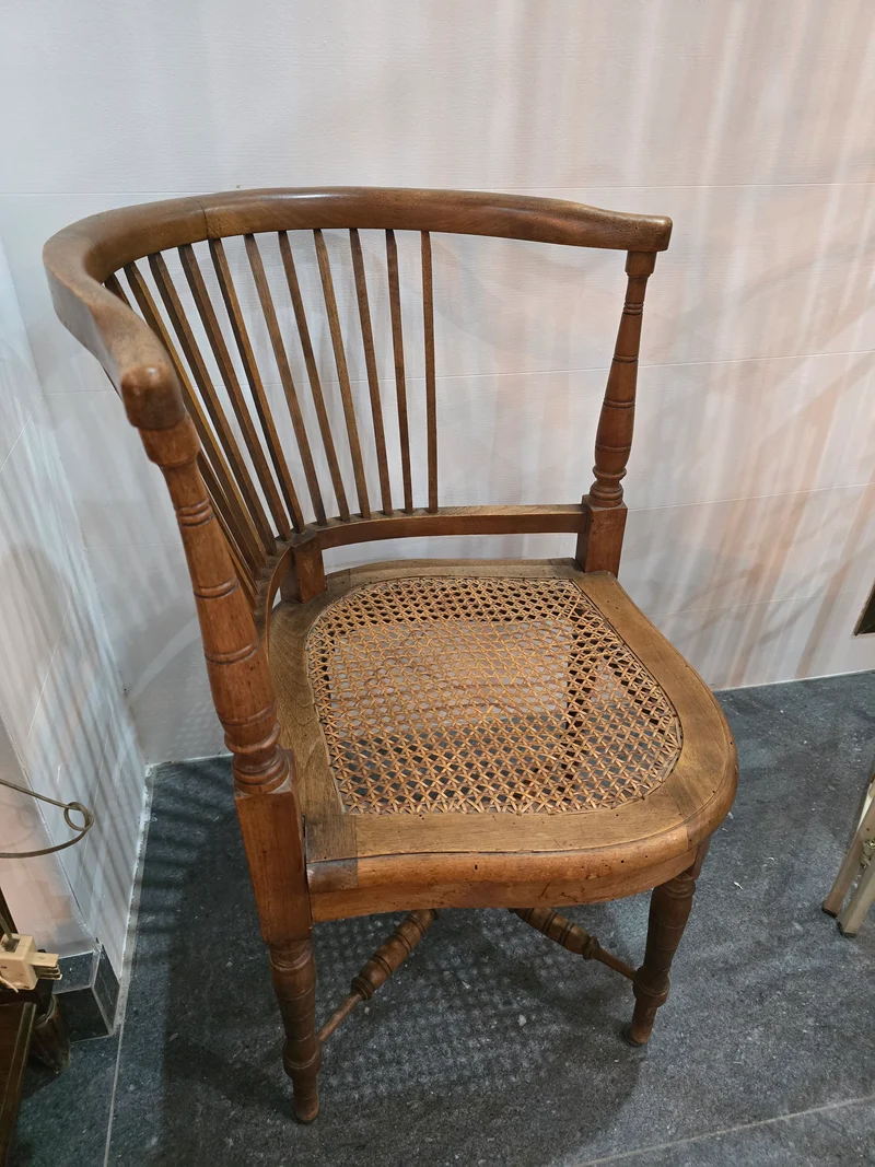 Fauteuil d’angle en bois et canelage