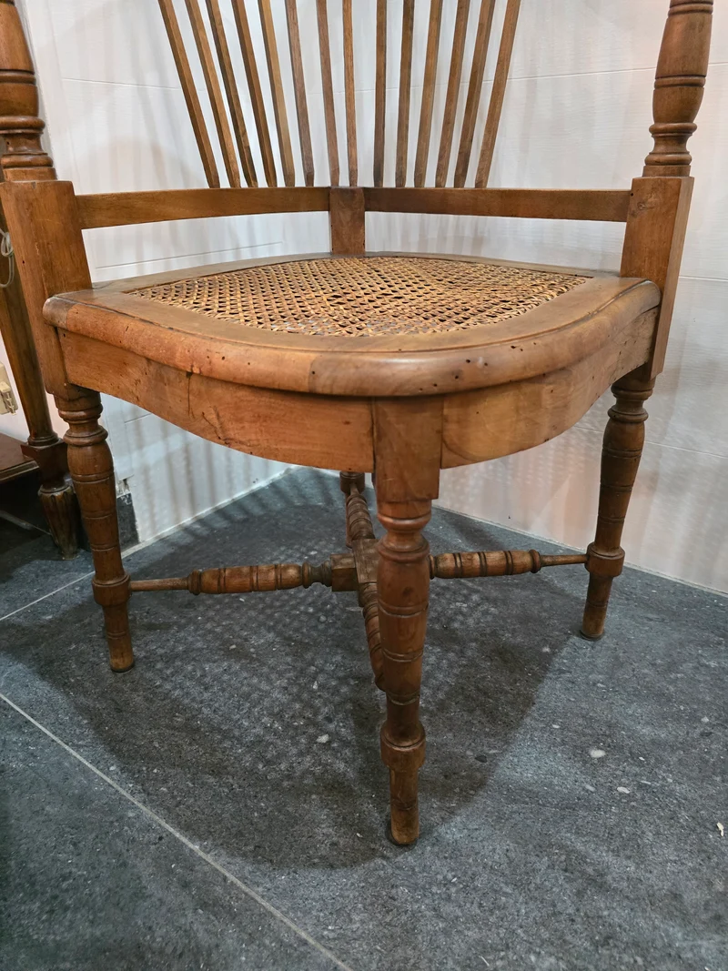 Fauteuil d’angle en bois et canelage