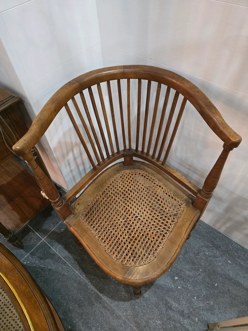 Fauteuil d’angle en bois et canelage