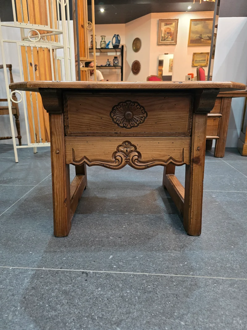 Meuble d’appoint en sapin