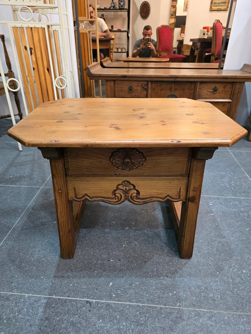 Meuble d’appoint en sapin