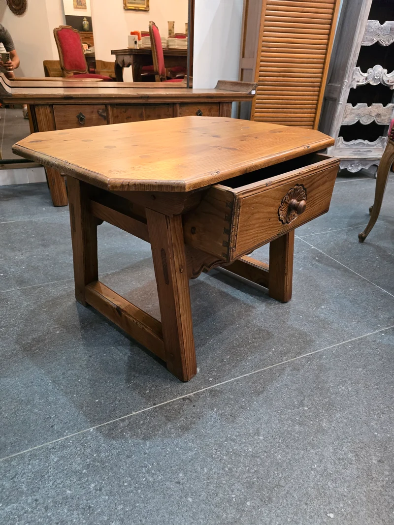 Meuble d’appoint en sapin