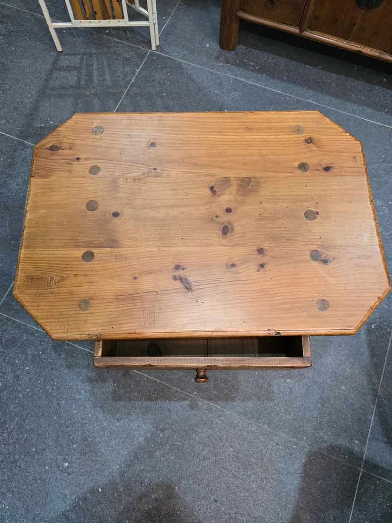 Meuble d’appoint en sapin