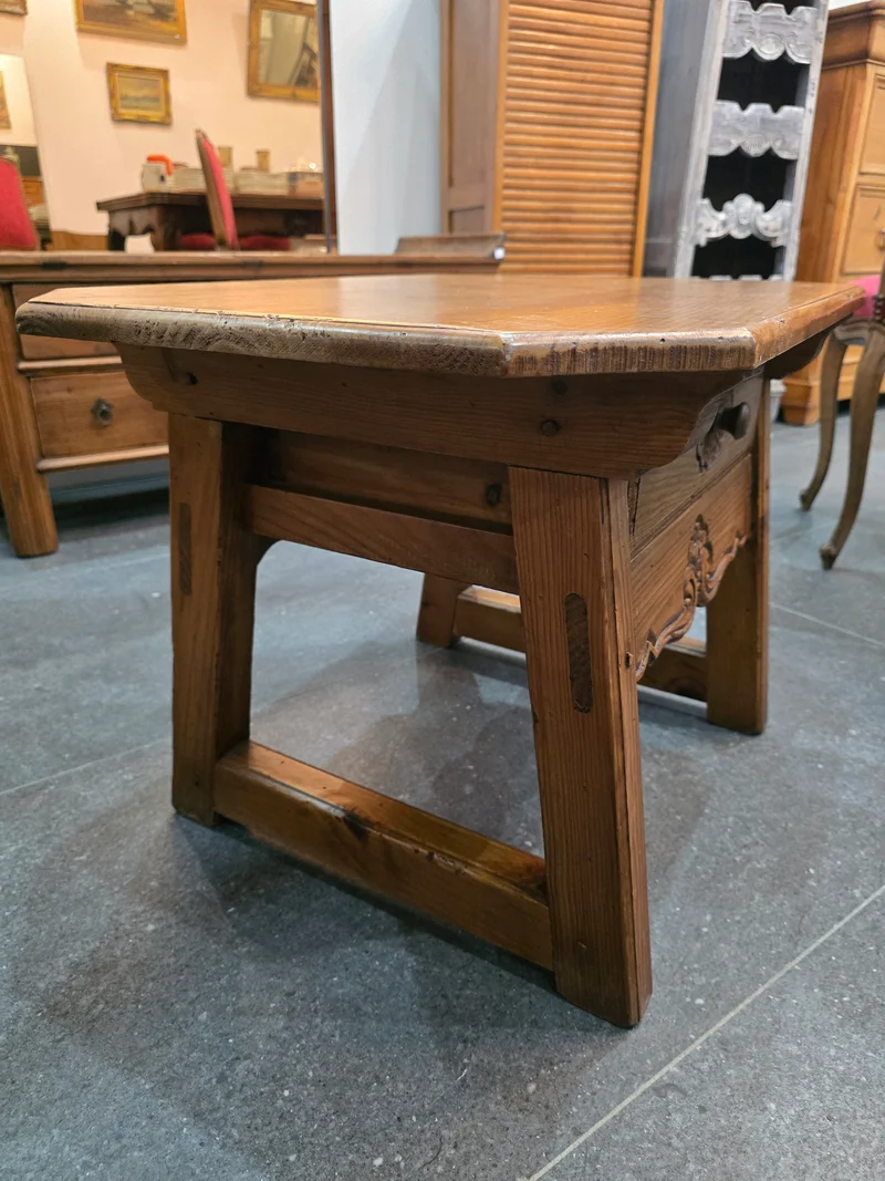 Meuble d’appoint en sapin
