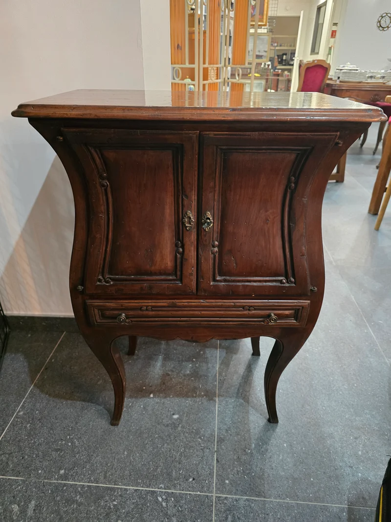 Petite commode galbé