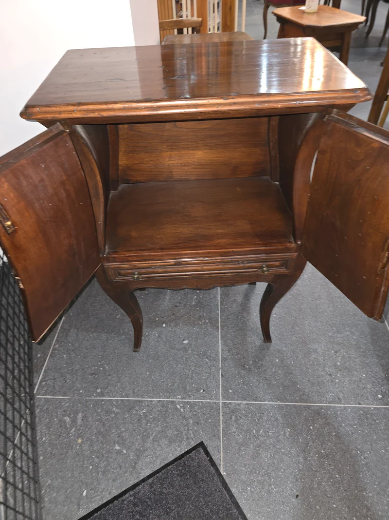 Petite commode galbé