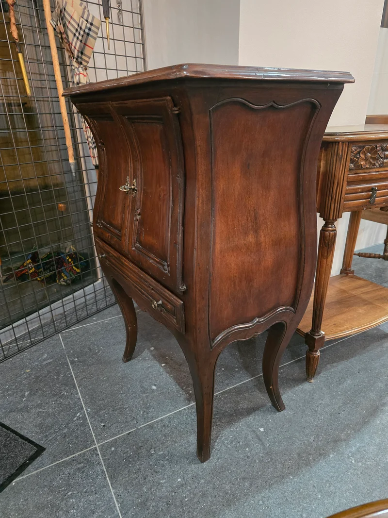 Petite commode galbé