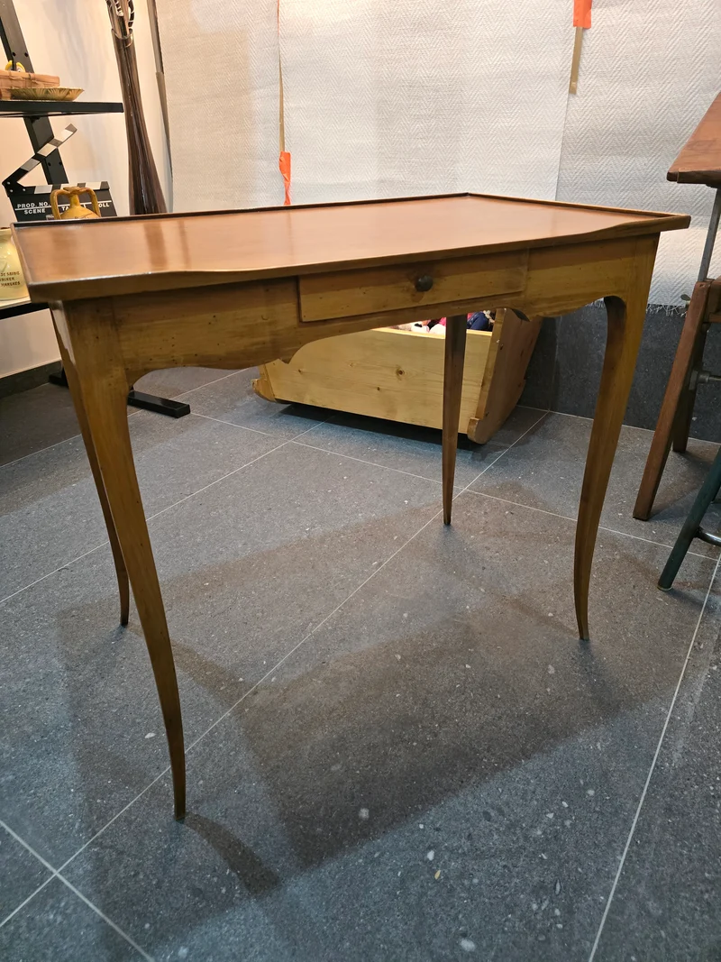 Table d’appoint en noyer