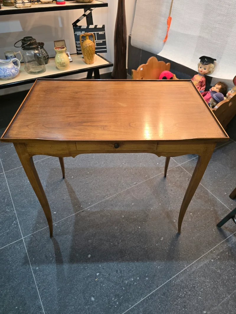 Table d’appoint en noyer
