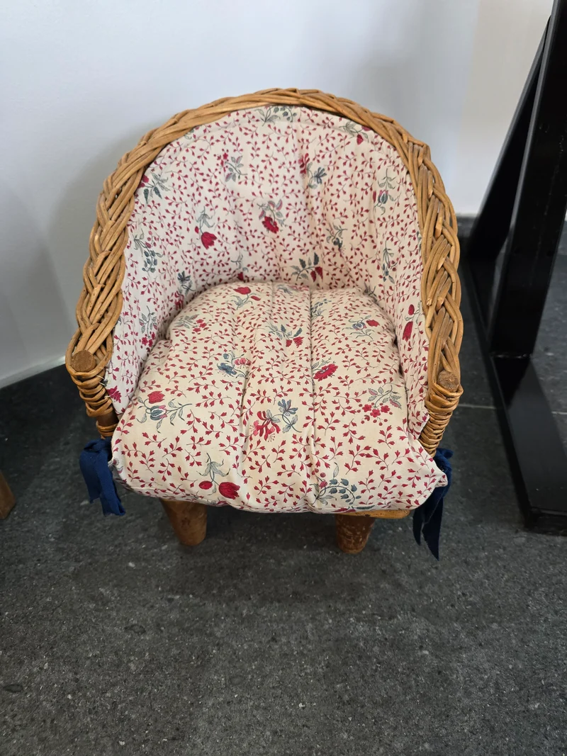 Chaise de poupée en osier