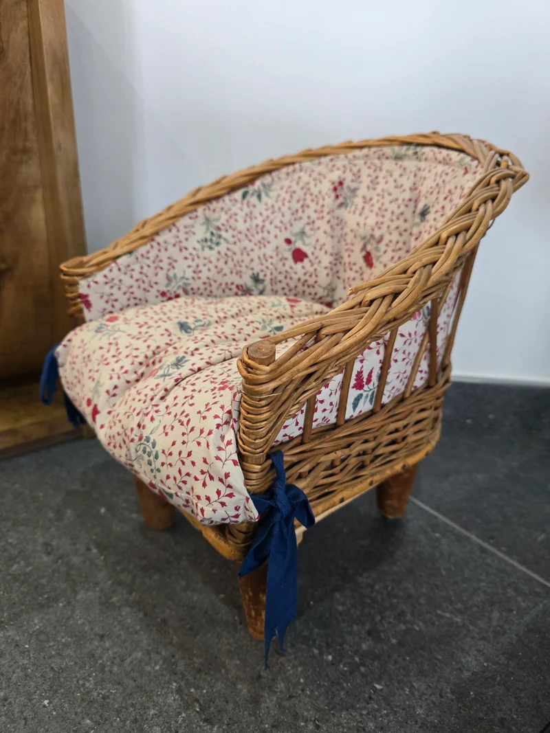 Chaise de poupée en osier