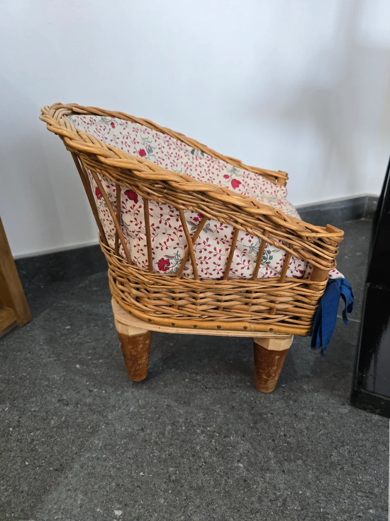 Chaise de poupée en osier