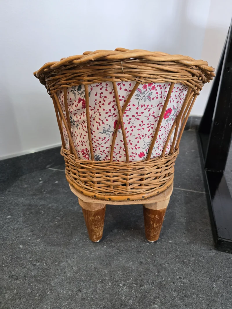 Chaise de poupée en osier