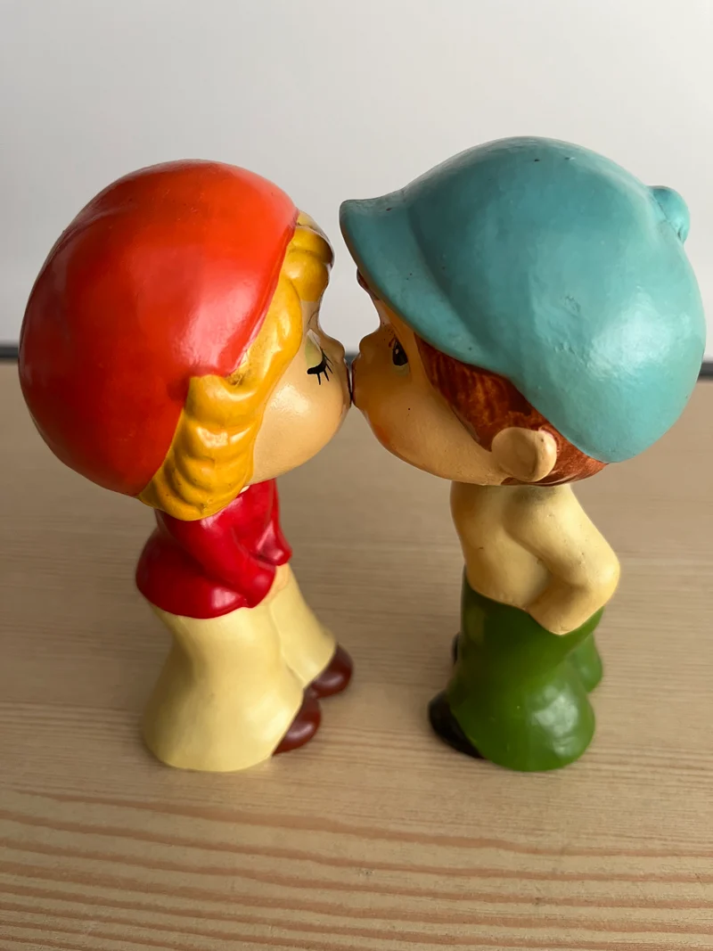 Lot de 2 figurines d’amoureux vintage