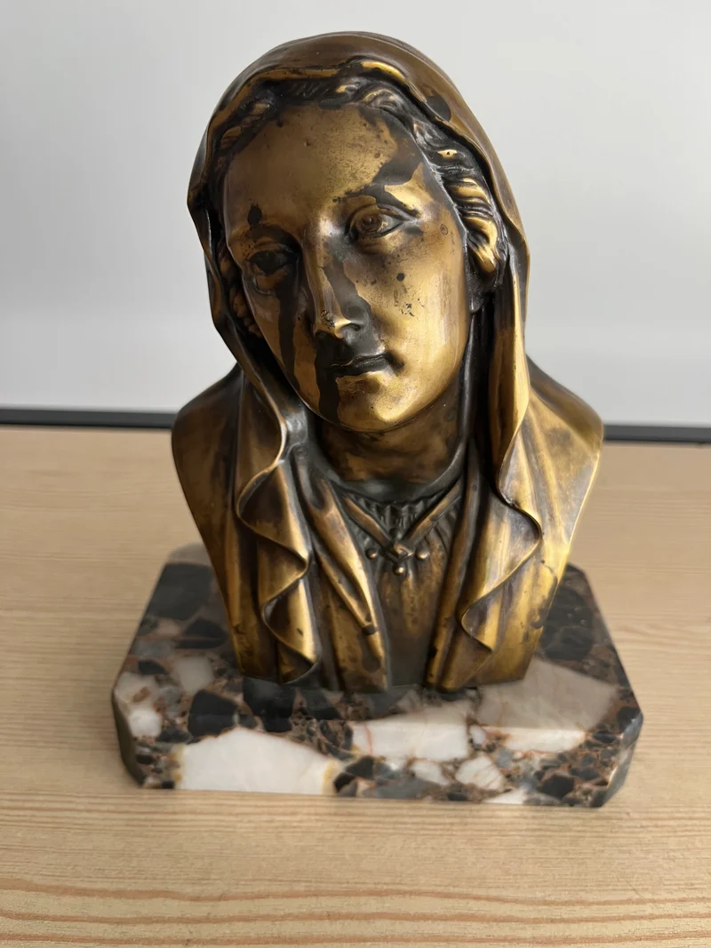 Buste femme religieuse sur marbre signé Artau