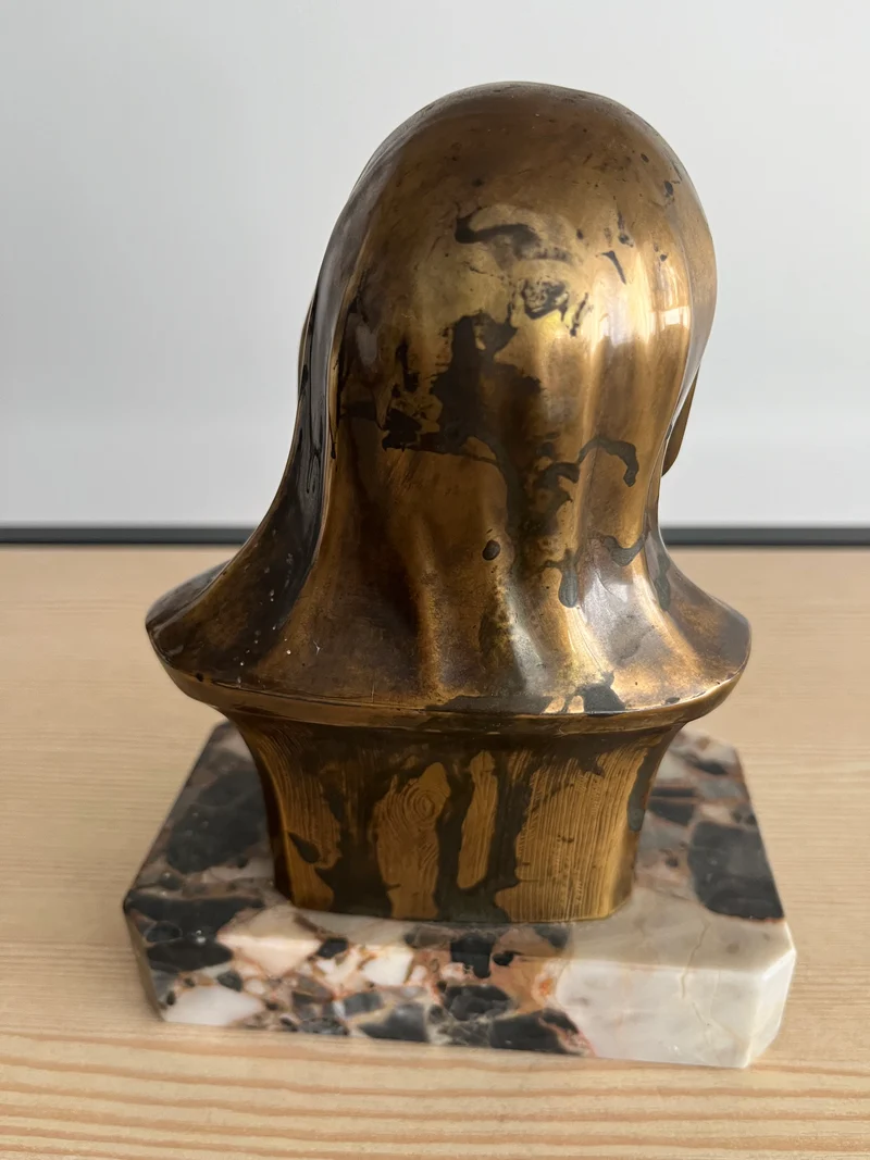 Buste femme religieuse sur marbre signé Artau