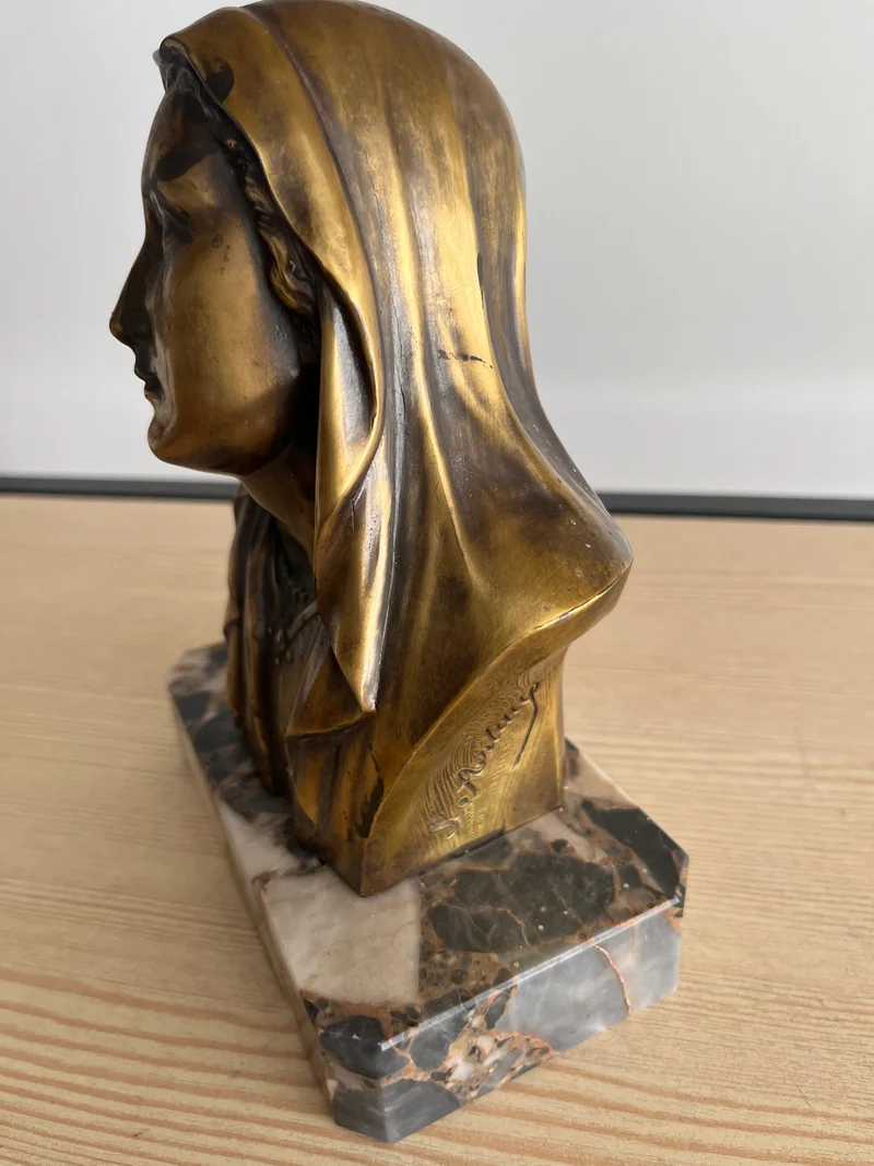 Buste femme religieuse sur marbre signé Artau