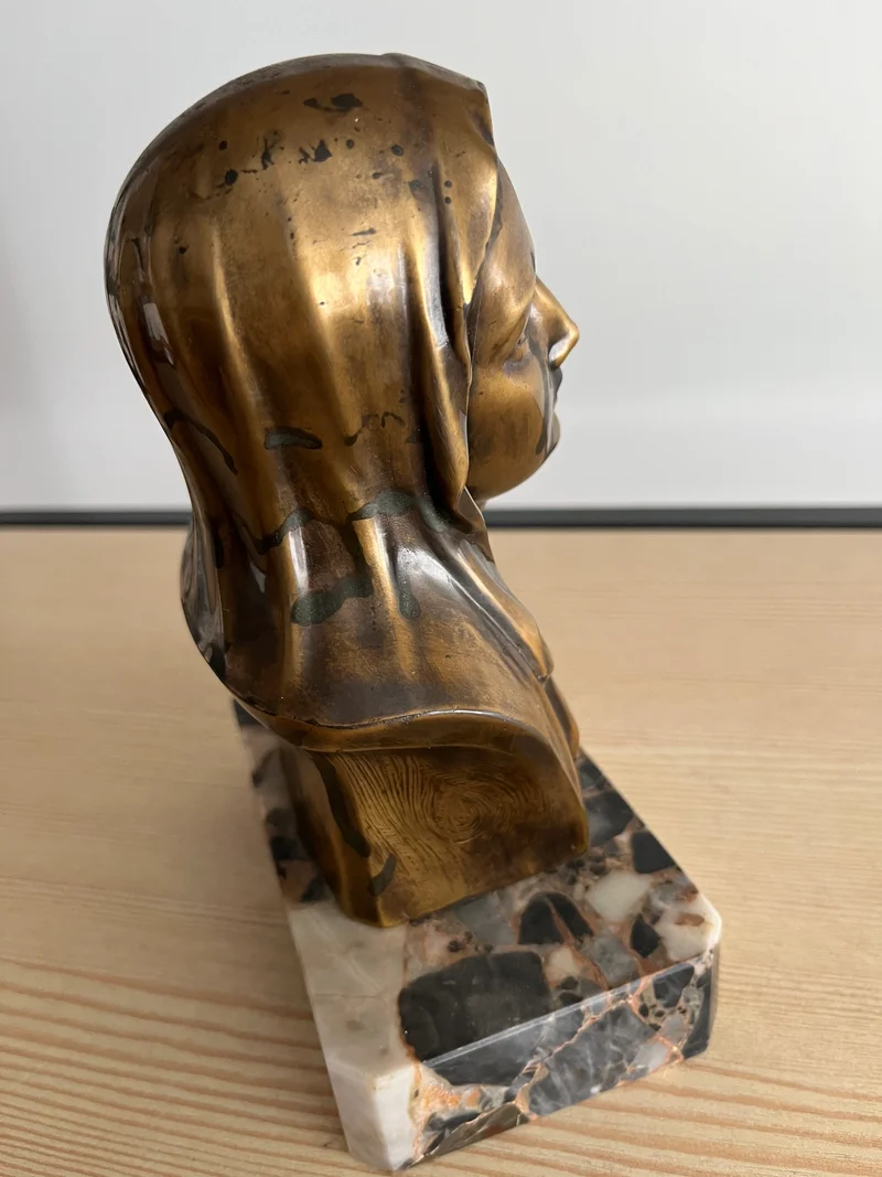 Buste femme religieuse sur marbre signé Artau