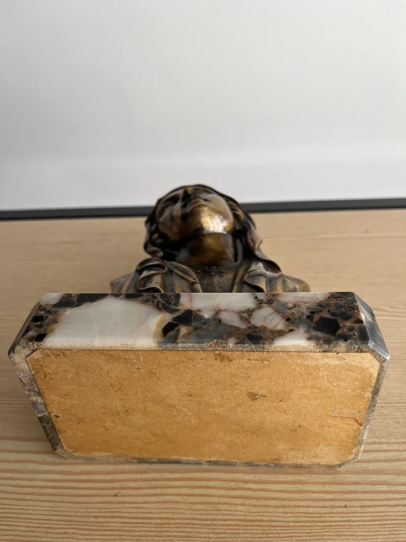 Buste femme religieuse sur marbre signé Artau