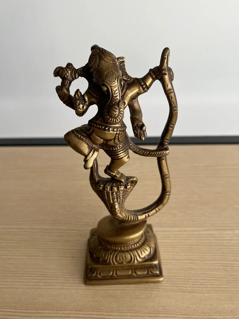 Statuette de Ganesha dansant sur cobra