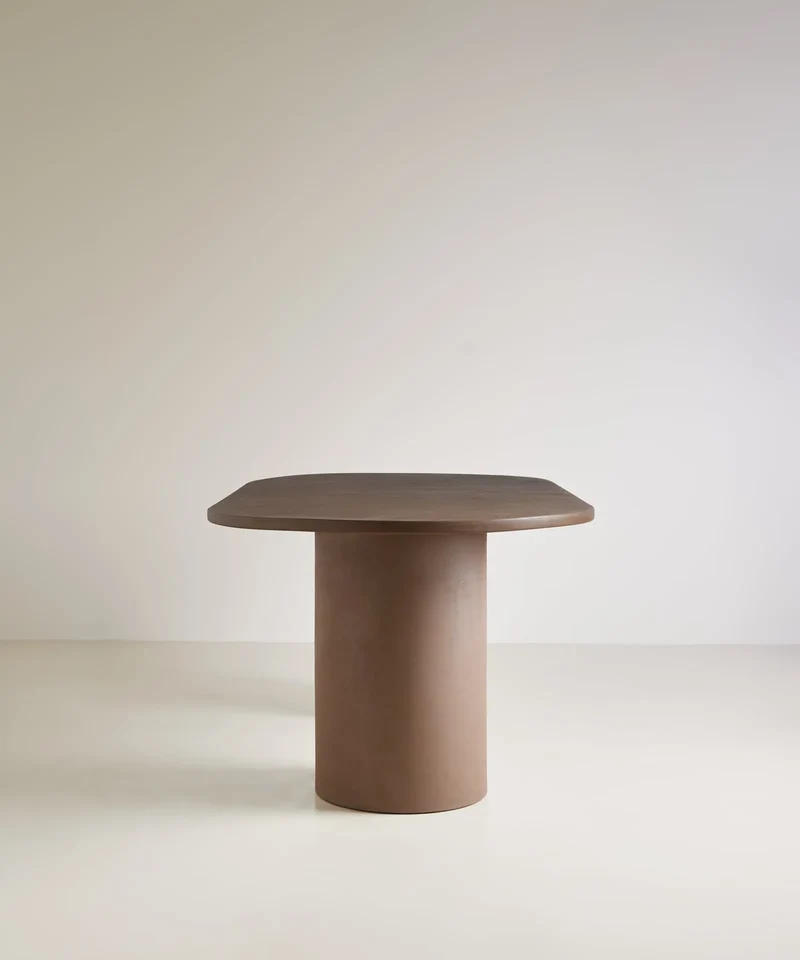 Mesa de Comedor Ovalada en Microcemento Juno Brown