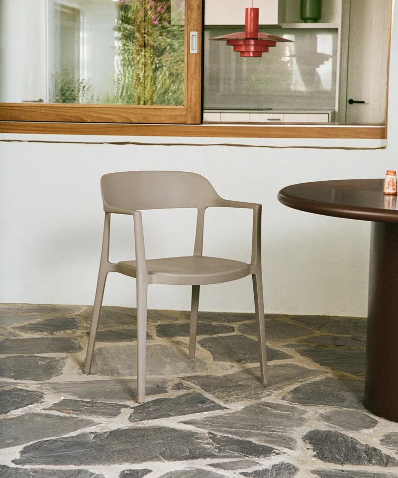 Silla de Polipropileno con Reposabrazos Naomi