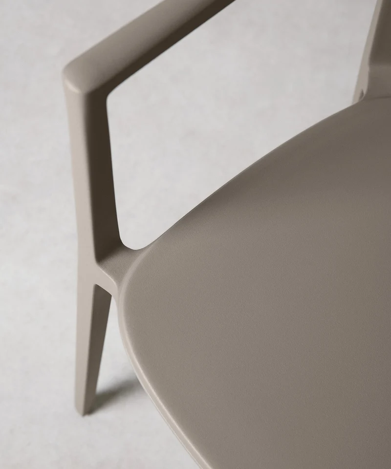 Silla de Polipropileno con Reposabrazos Naomi
