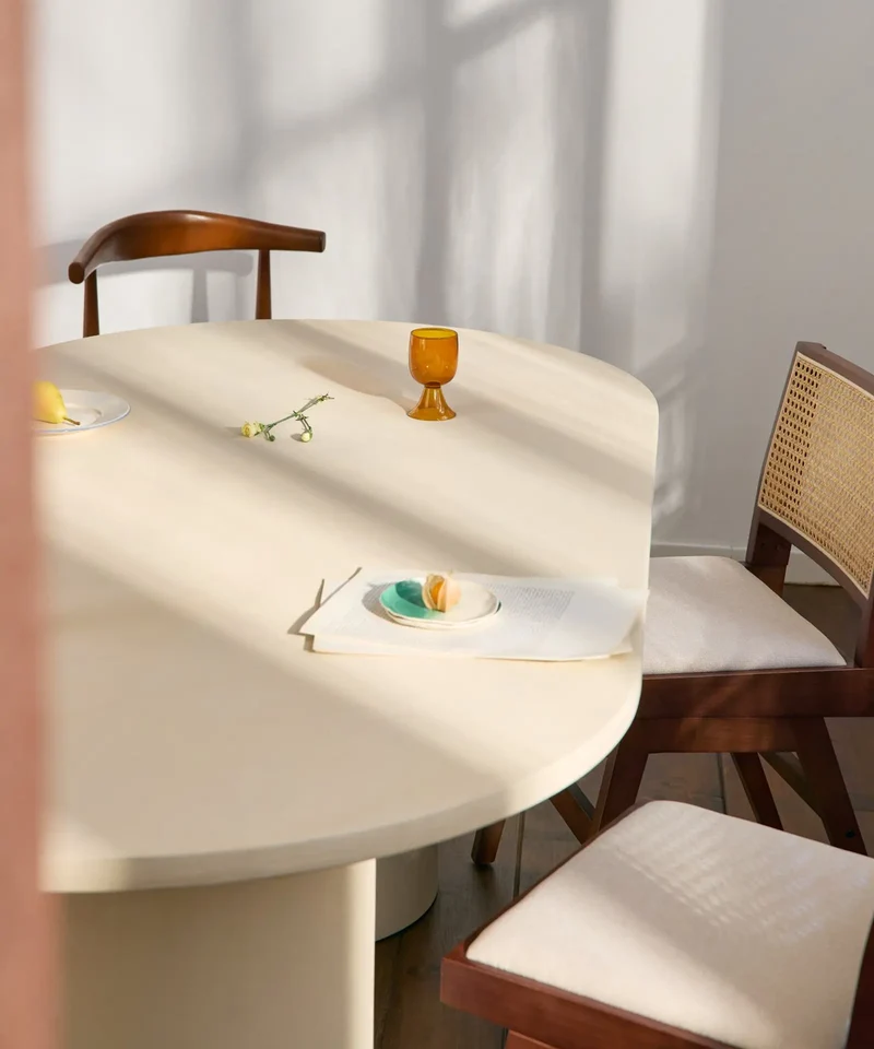 Mesa de Comedor Ovalada en Microcemento Juno