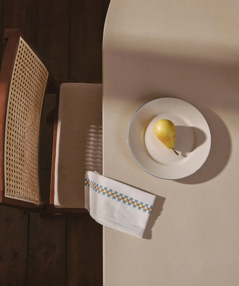 Mesa de Comedor Ovalada en Microcemento Juno