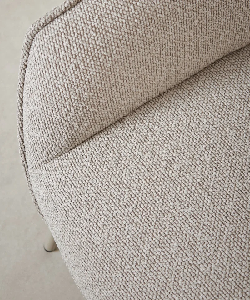 Sillón tapizado en tela bouclé con Ottoman Elska