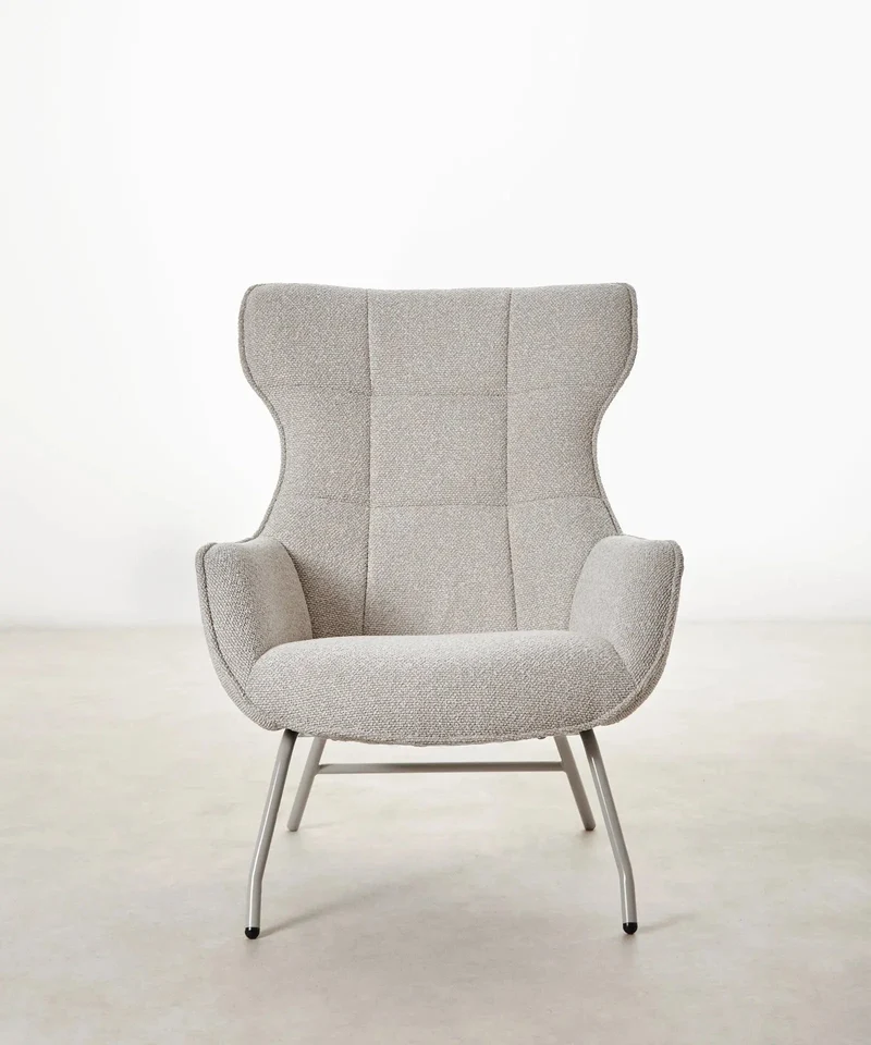 Sillón tapizado en tela bouclé con Ottoman Elska