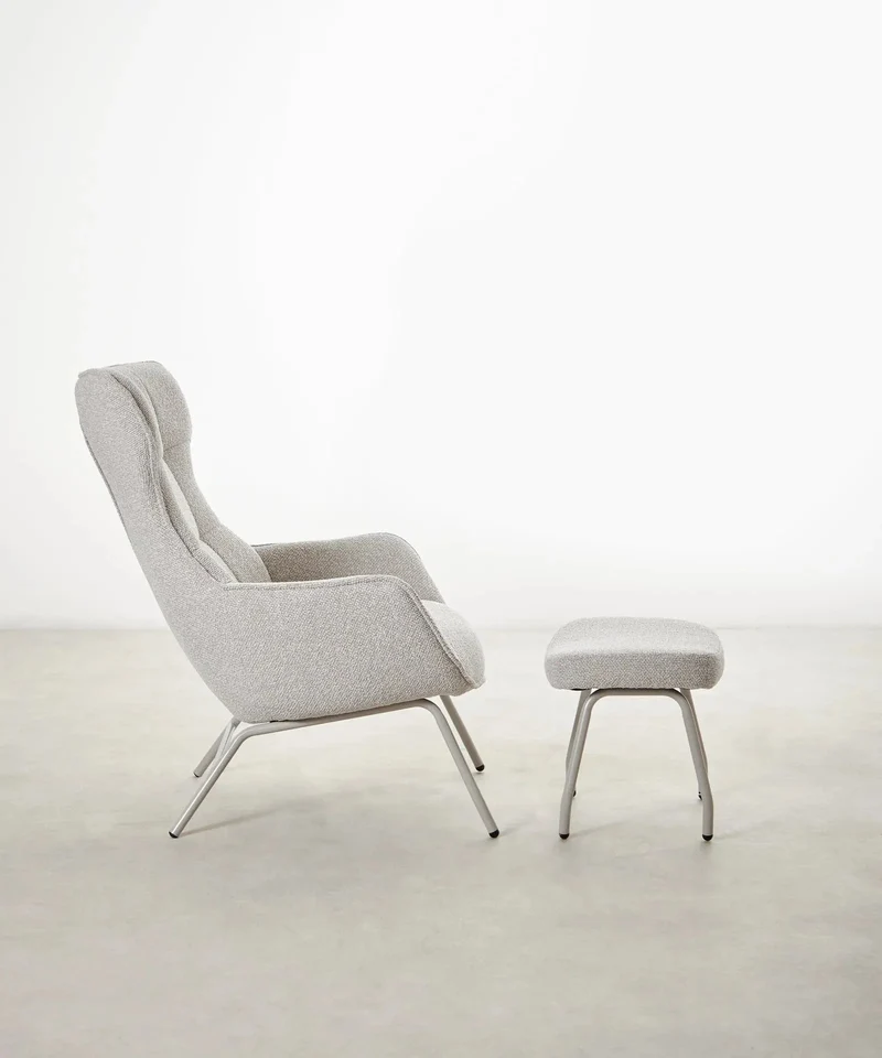 Sillón tapizado en tela bouclé con Ottoman Elska
