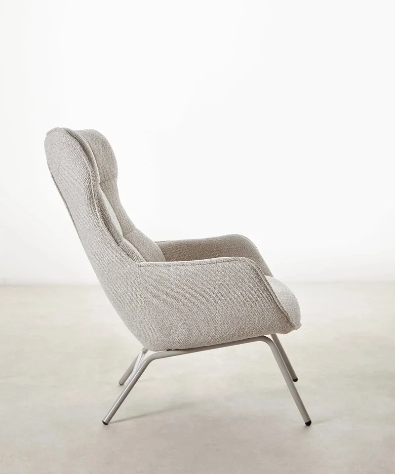 Sillón tapizado en tela bouclé con Ottoman Elska