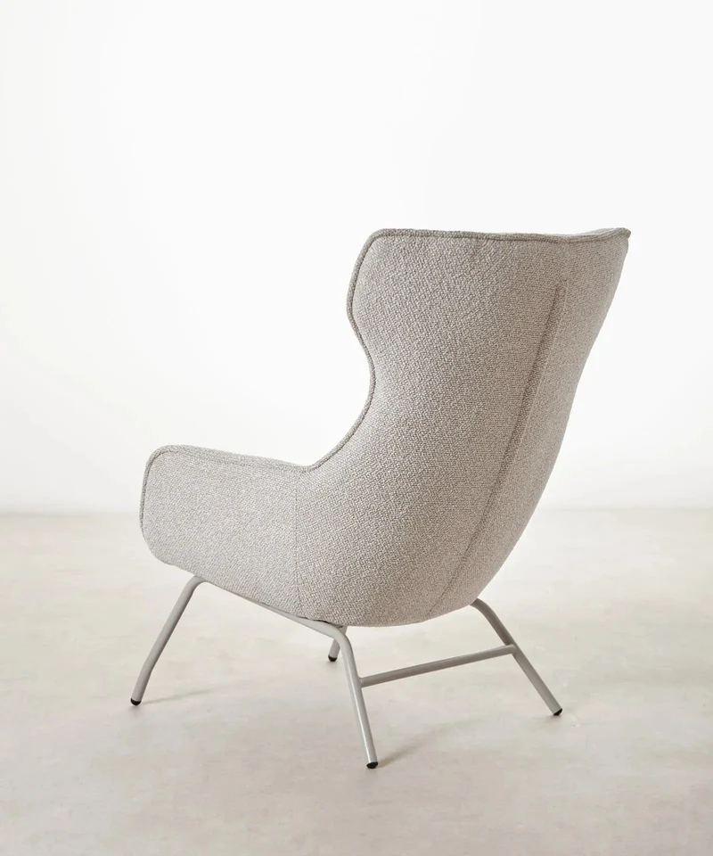 Sillón tapizado en tela bouclé con Ottoman Elska
