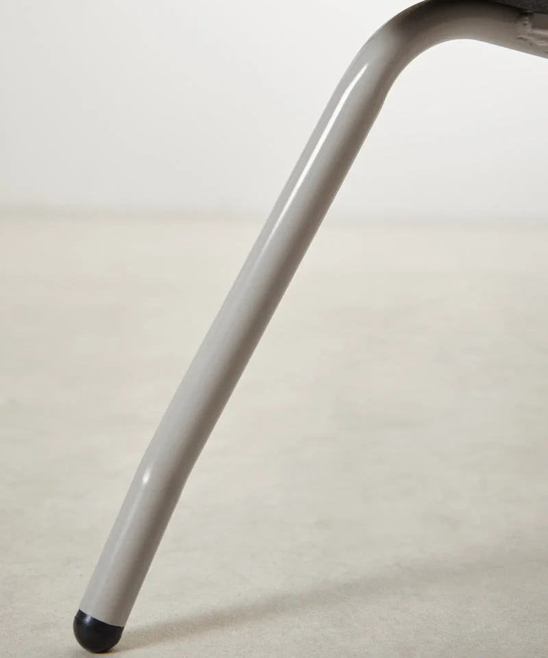 Sillón tapizado en tela bouclé con Ottoman Elska