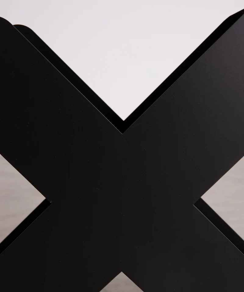 Revistero de metal con forma de cruz Croix