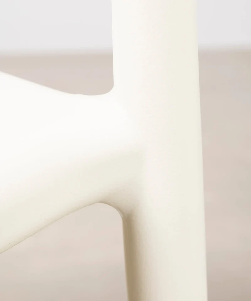 Silla de Polipropileno con Reposabrazos Maestro Arms