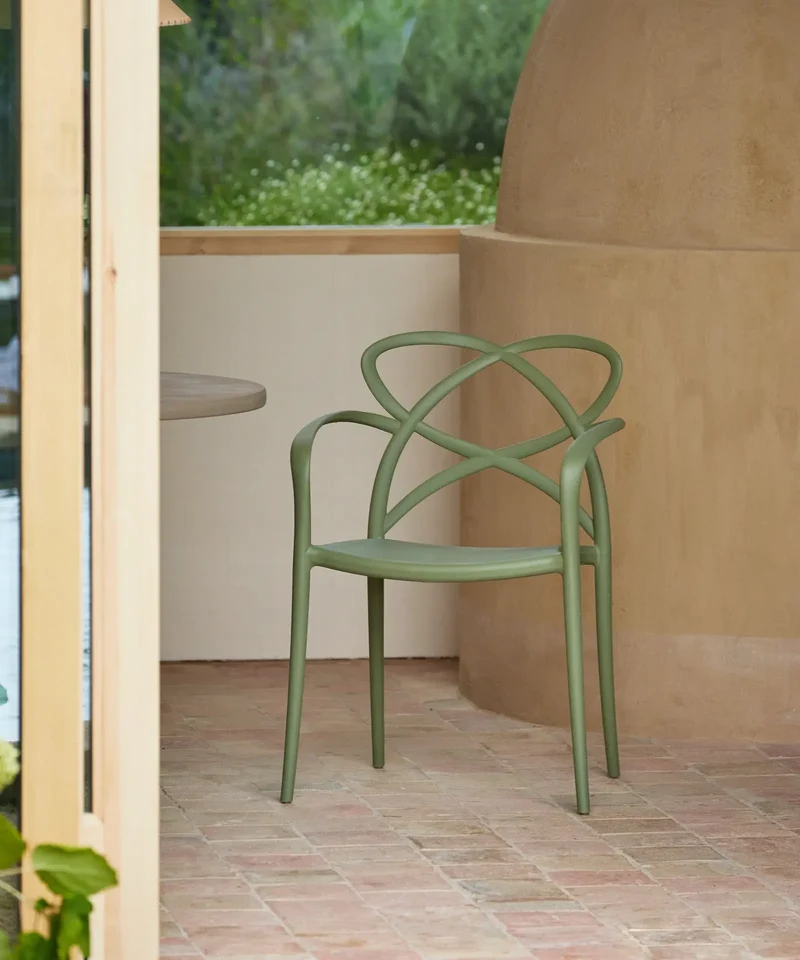 Silla de Polipropileno con Reposabrazos Maestro Arms